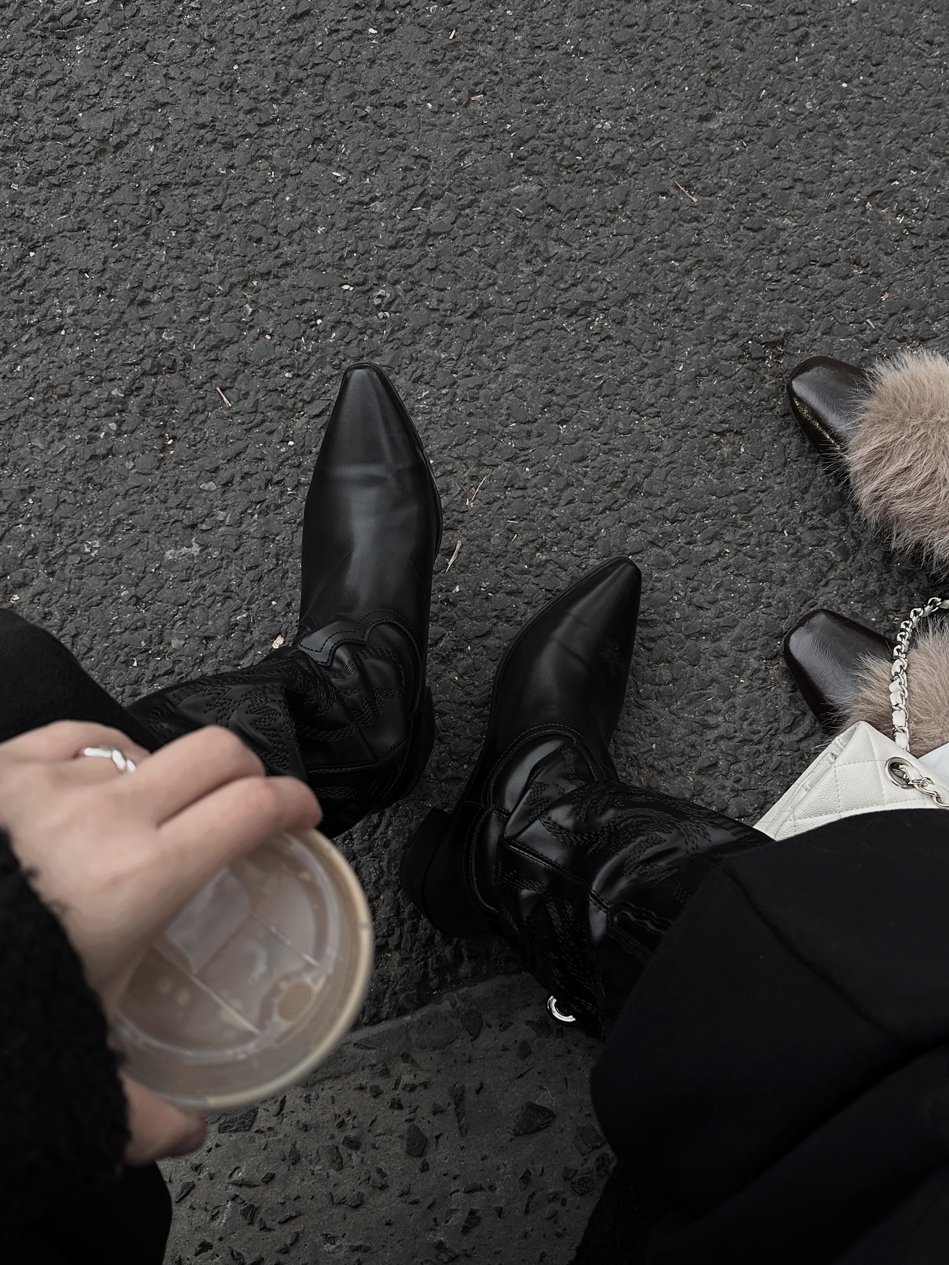 Silent 黑色刺繡西部靴