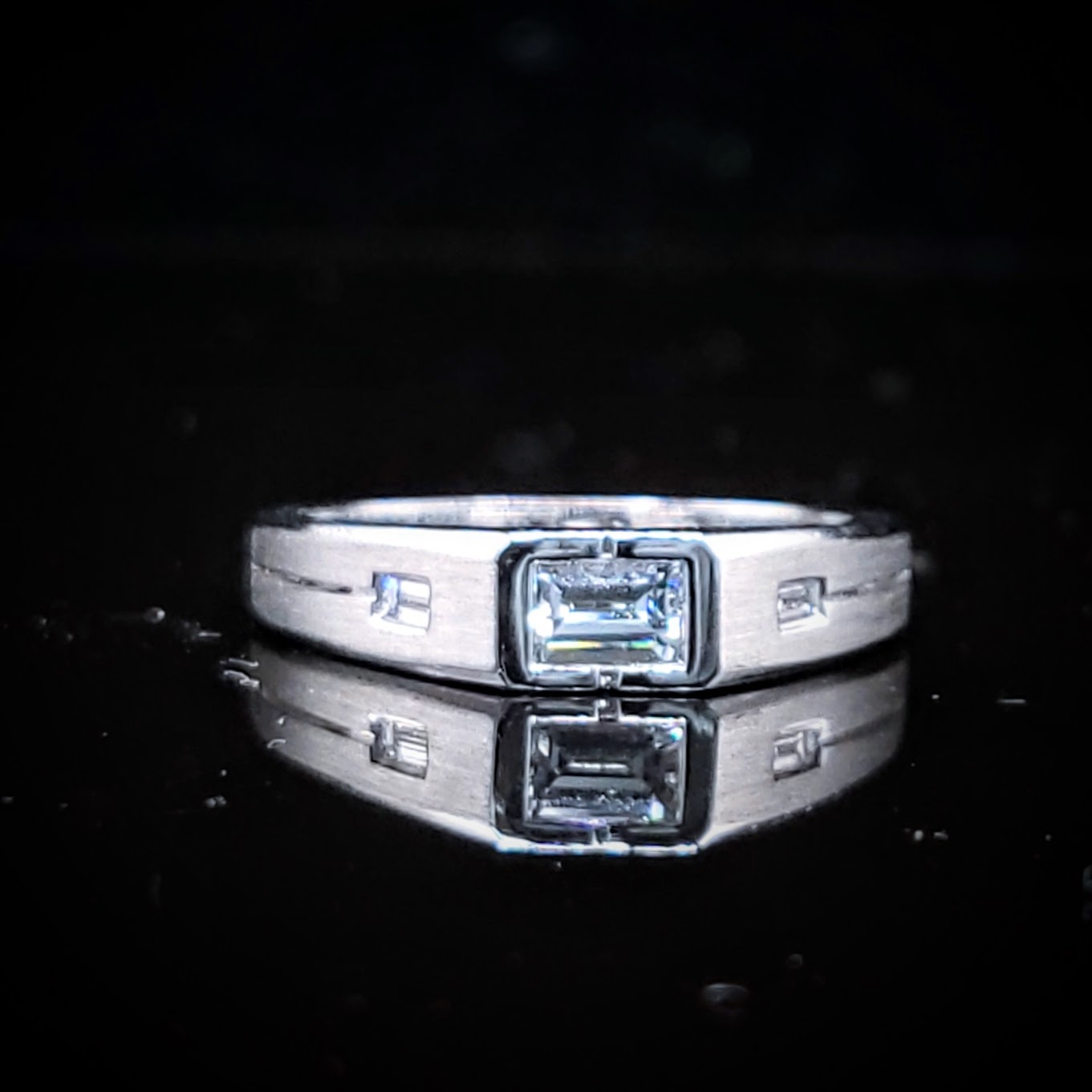 全新18K白金【單粒34份方形鑽石】配小鑽共41份戒指