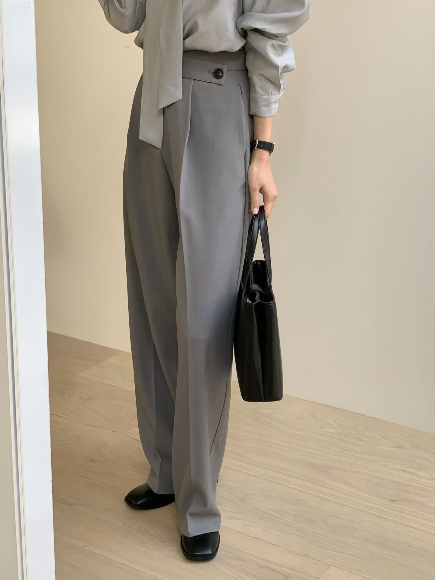 #228N690 優雅垂墜 ; 搭帶鈕扣顯瘦西褲