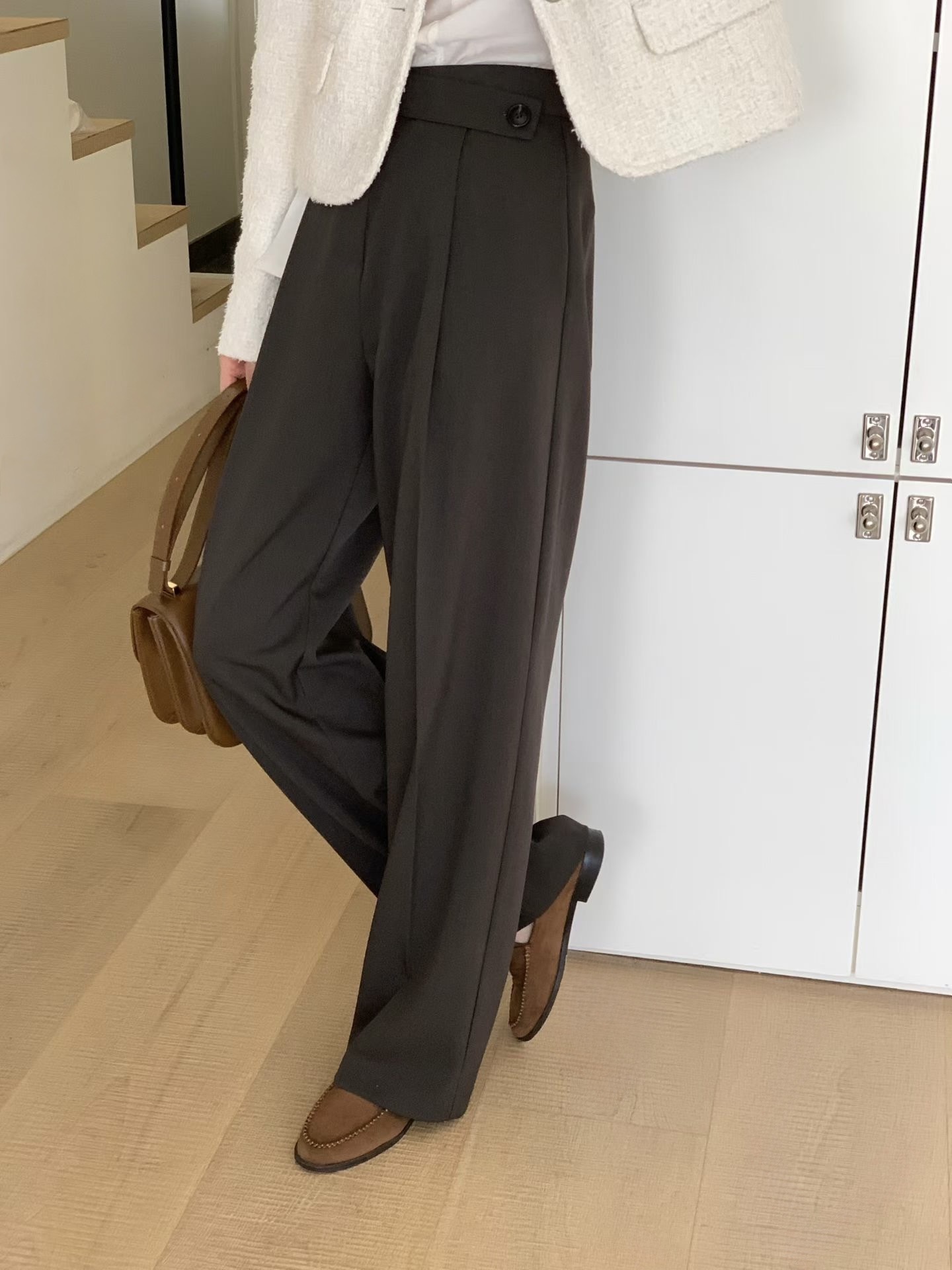 #228N690 優雅垂墜 ; 搭帶鈕扣顯瘦西褲