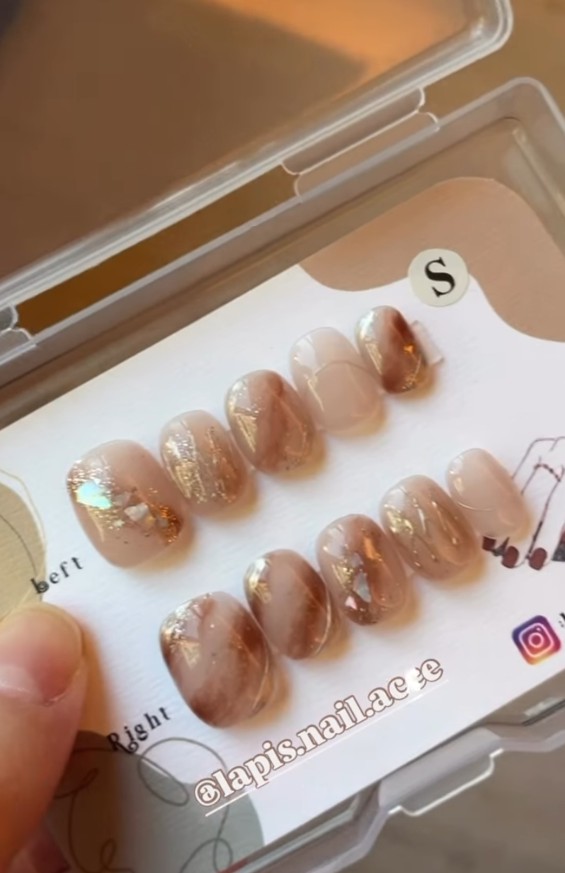 謝謝客人選購我地 lapis.nail.acce 嘅產品 呢款係我哋嘅🥂Champagne(1) [A-0000018a]🥂 系《大熱長青款式》 嘅 產品之一喔💕💕💕  〰️顏色採用 杏色 + 啡色 +金銀色 作配搭 〰️鑲嵌 貝殼 簡單 帶點 款式 〰️另加入 不同形式嘅 立體線條 + 魔鏡粉 作 點綴 令到以「香檳」作主題嘅 設計 更突出喔  今次系我地嘅🥂Champagne(1) [A-0000018a]🥂 尺碼：XS / S / M 甲型：短方圓  產品直接鏈結： https://lapisnailacce.shoplineapp.com/products/champagne-1-a-0000018a