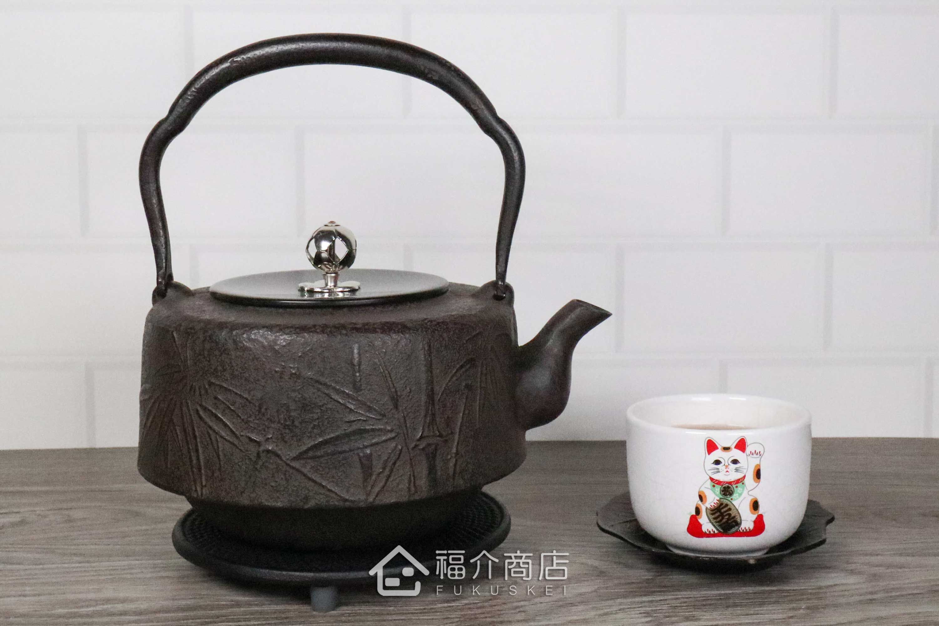 岩戶賢一郎所製作的角萬代型銀摘銅蓋日本鐵壺,壺身設計竹子紋樣,煮水泡茶用的鐵壺