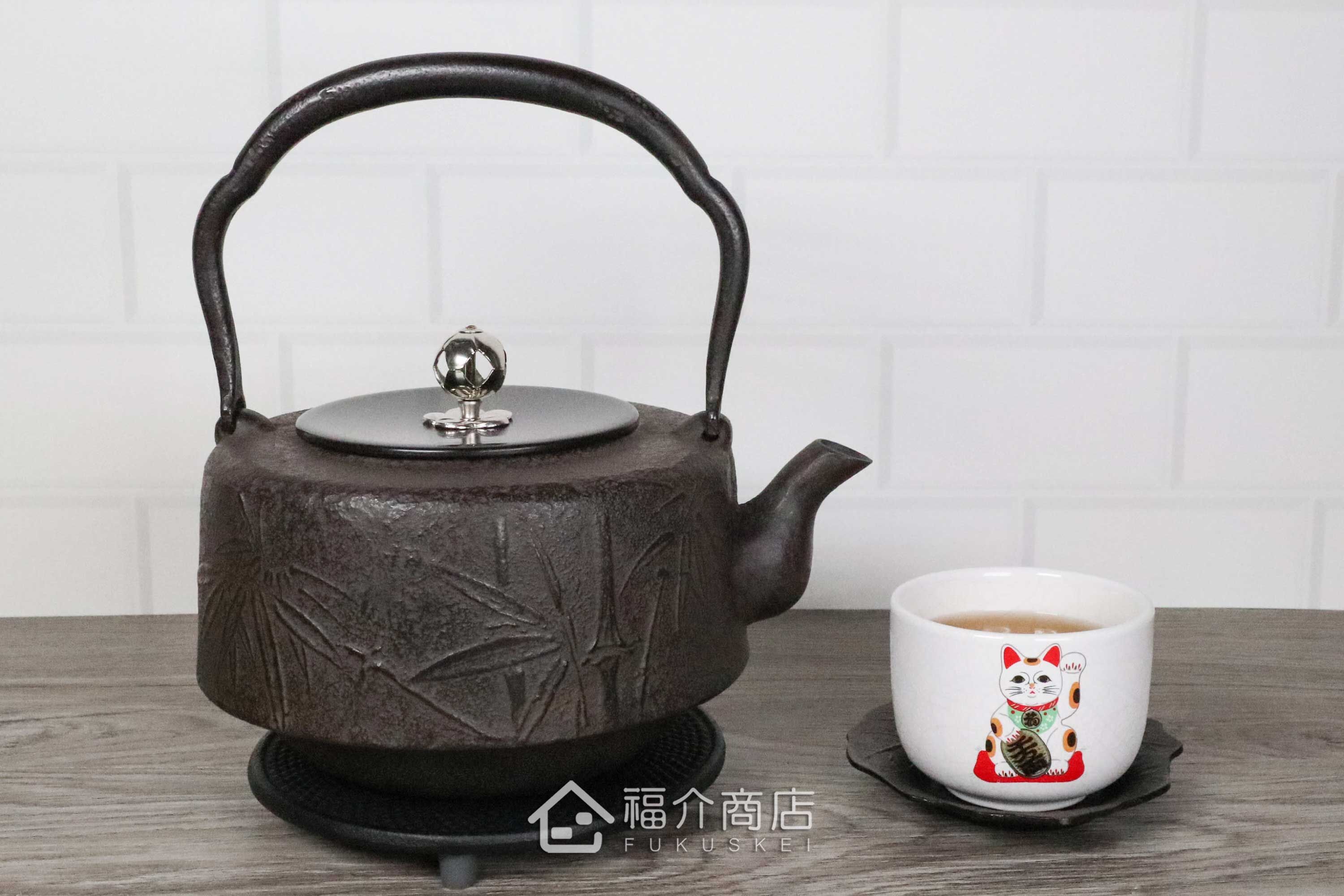 岩戶賢一郎所製作的角萬代型銀摘銅蓋日本鐵壺,壺身設計竹子紋樣,煮水泡茶用的鐵壺