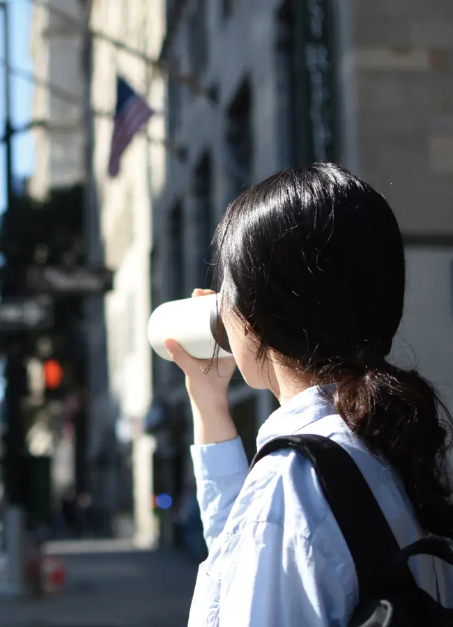 KINTO-TRAVEL TUMBLER 隨行保溫瓶，隨手攜帶外出也能成為時尚的配件。