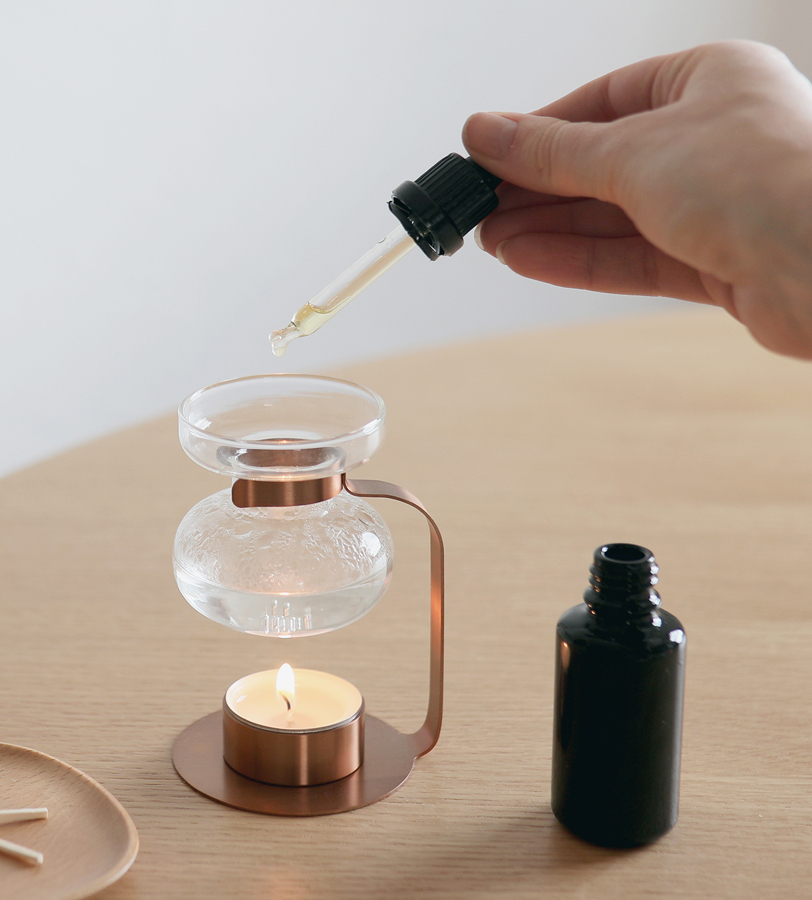 KINTO-AROMA OIL WARMER 古典擴香組，以咖啡器具為靈感，讓室內擺設增添溫度感。
