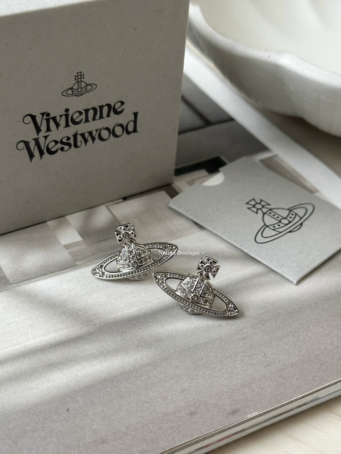 <好飾到✨> Vivienne Westwood Mini Bas Relief 滿鑽星球耳環