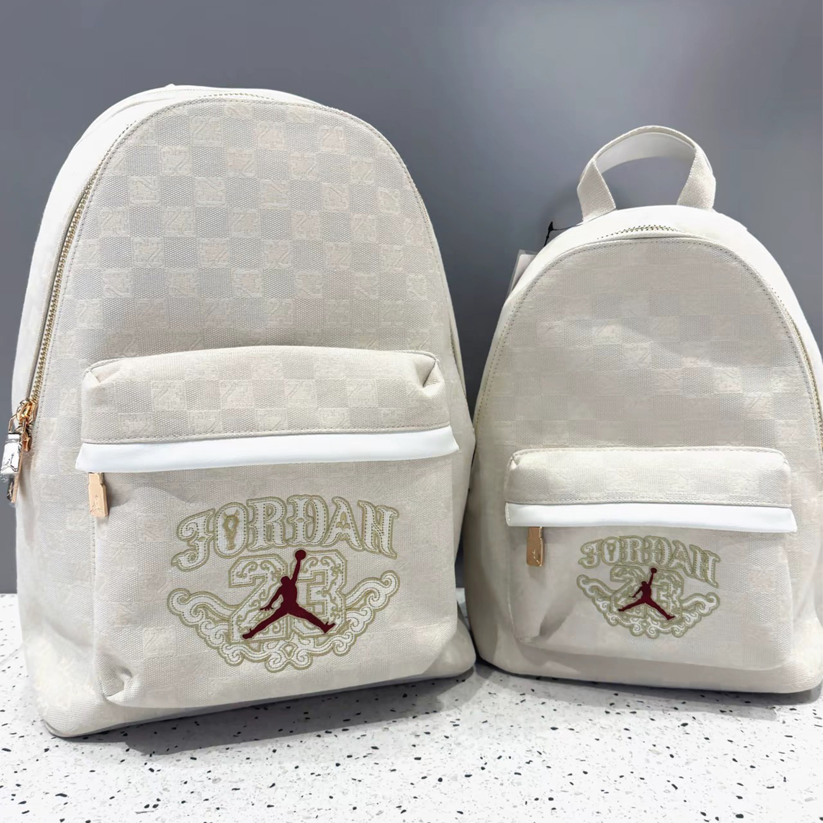 Nike Jordan 馬年限定 雙肩包 後背包 滿版棋盤格 刺繡 奶油白 金屬拉鍊 JD2613094AD001/IV4748133