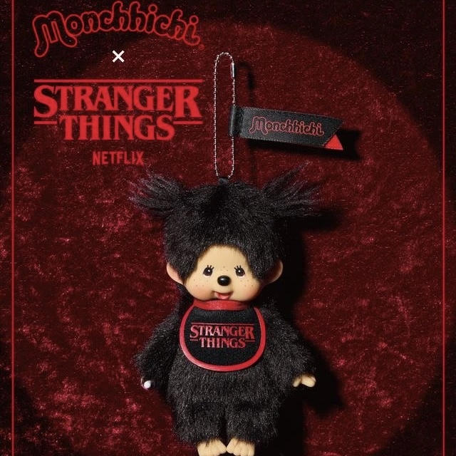 日本 蒙奇奇MONCHHICH x 怪奇物語 聯名 吊飾 娃娃 絨毛 雙馬尾 黑
