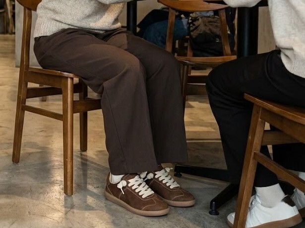 美拉德穿搭示範 Sanly Joy 諾拉真皮德訓鞋，運用焦糖棕與米色拼接設計呼應秋冬大地色系服飾，展現復古優雅的溫柔姊姊風，是上班族秋冬必備的質感真皮鞋。