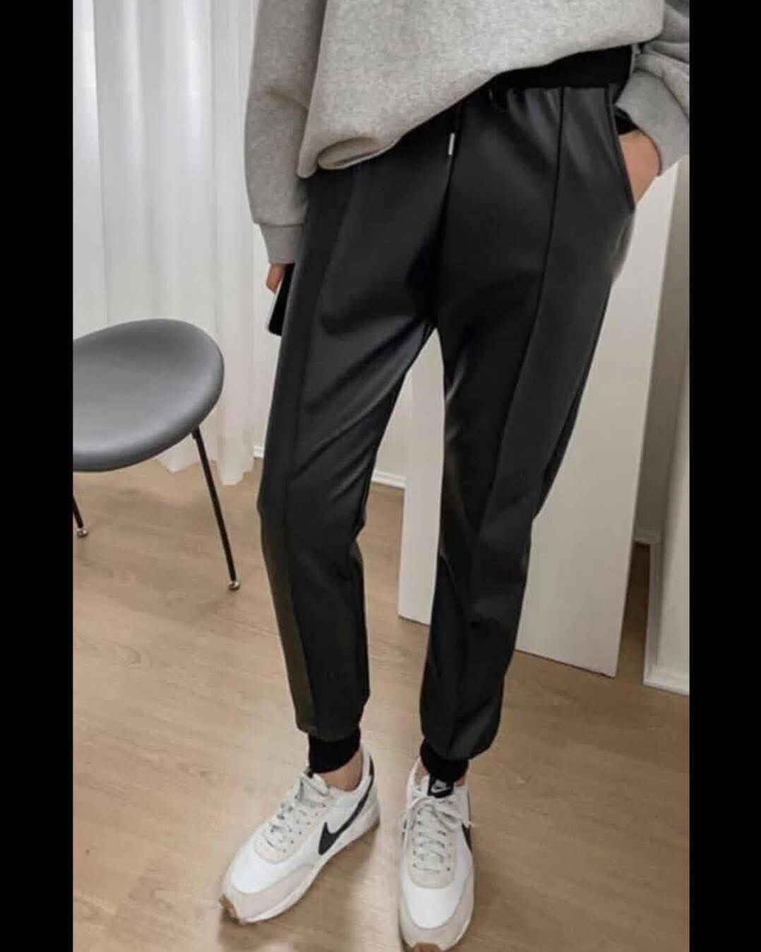 【時髦顯瘦的下縮口皮革休閒褲】（現貨）