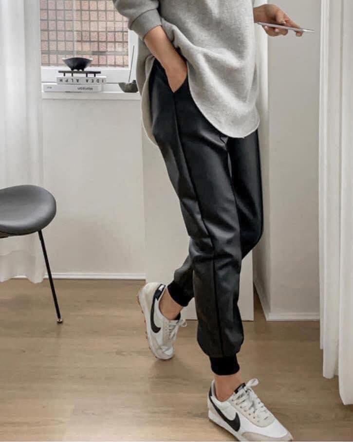 【時髦顯瘦的下縮口皮革休閒褲】（現貨）