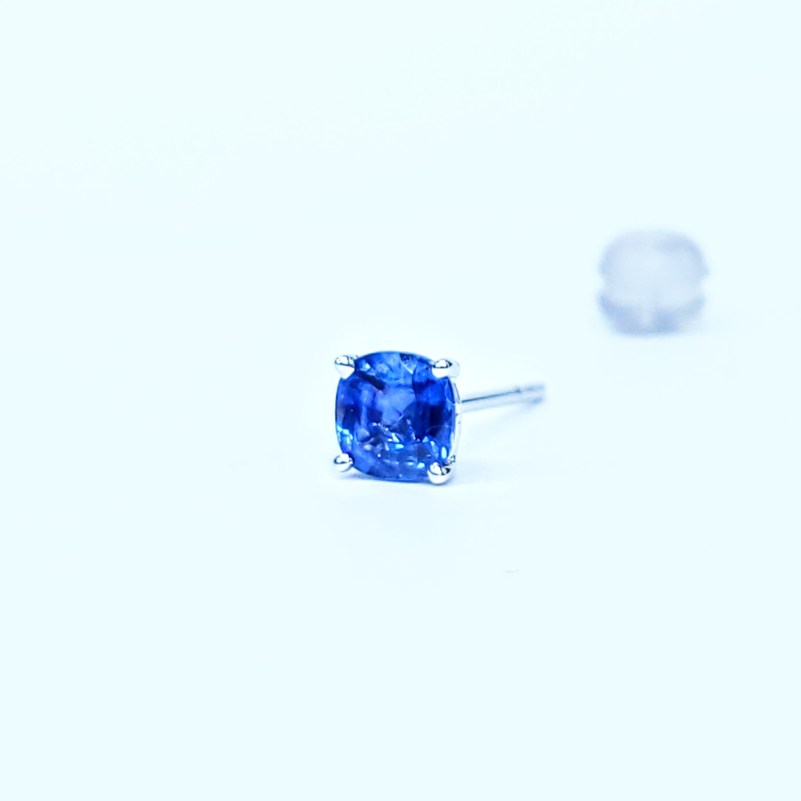 全新18K白金【主石58份藍寶石】單耳環