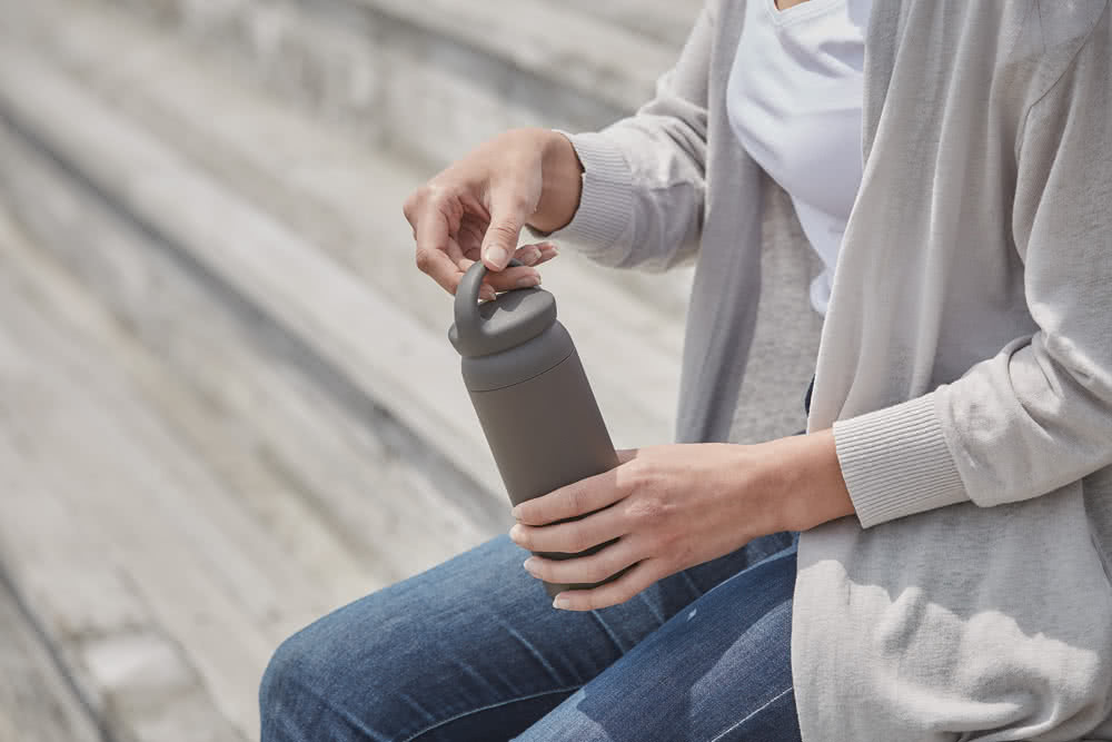 KINTO-DAY OFF TUMBLER保溫瓶，把手圓潤好握，磨砂塗層不易刮傷