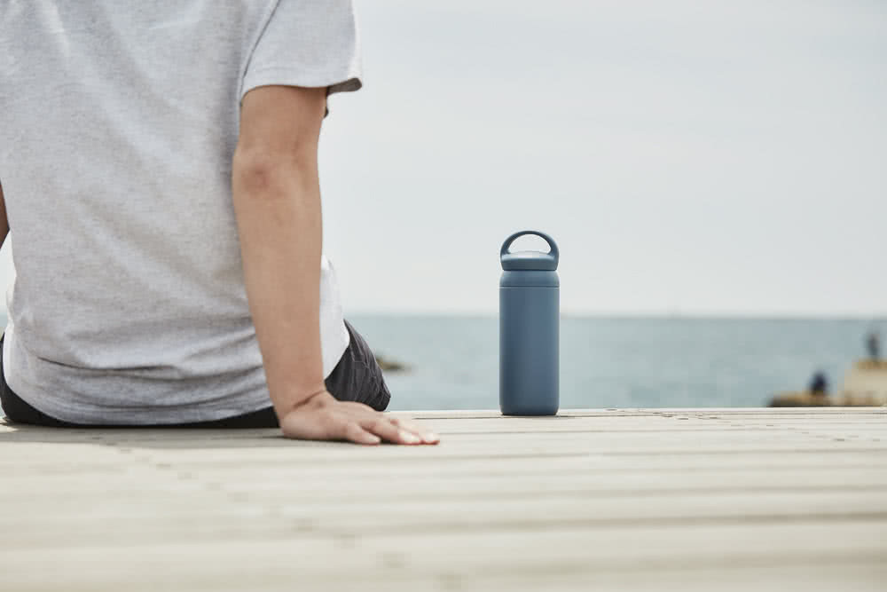 KINTO-DAY OFF TUMBLER保溫瓶，啞光色外觀，讓你的 OFF TIME 格外輕鬆自在