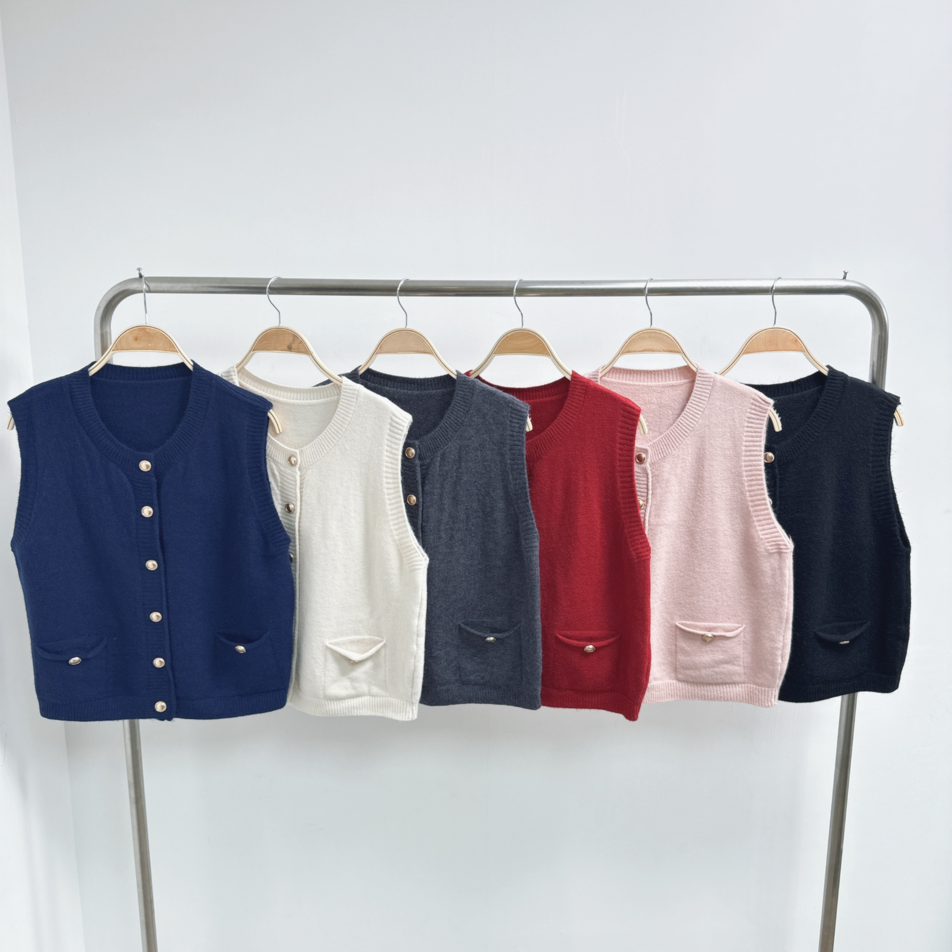 金鈕雙口袋針織馬甲背心 (B38-B43)