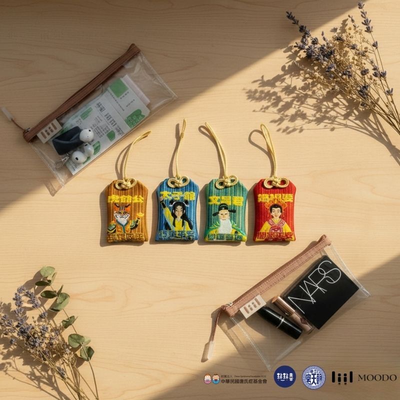 最強守護組公益護身符-理理liil與點點善北港朝天宮聯名護身符掛在理理包上的精緻特寫