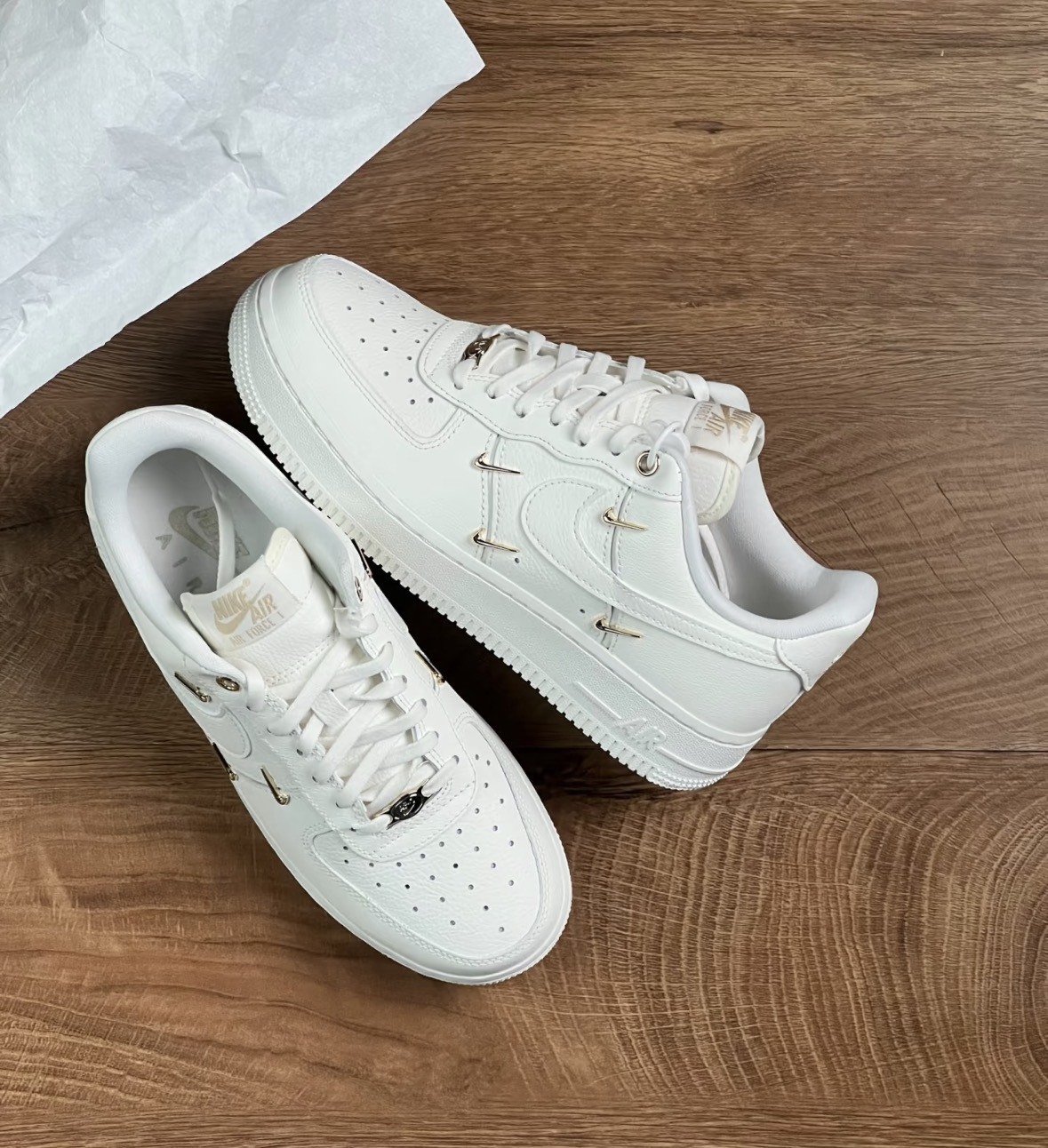 NIKE 休閒鞋 WMNS AIR FORCE 1 07 LX 米白 小金勾 經典款 女 FV3654-111