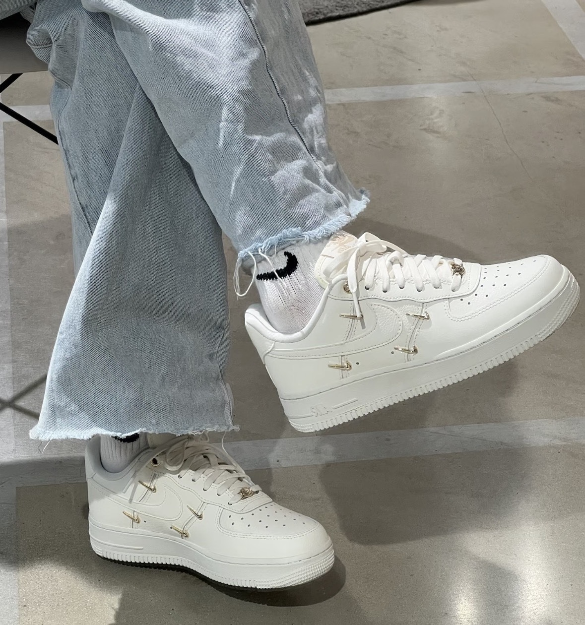 NIKE 休閒鞋 WMNS AIR FORCE 1 07 LX 米白 小金勾 經典款 女 FV3654-111