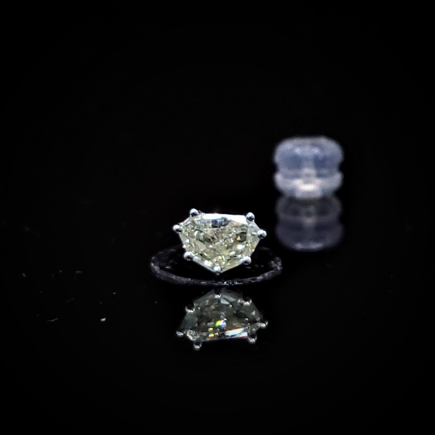 全新18K白金【主石23份七邊形淺黃鑽】單耳環