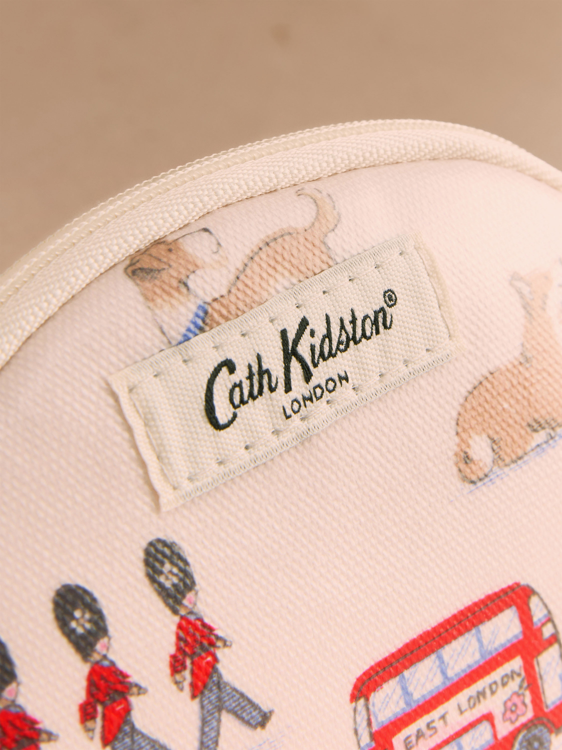 Queenies London 蛋形拉鍊零錢包