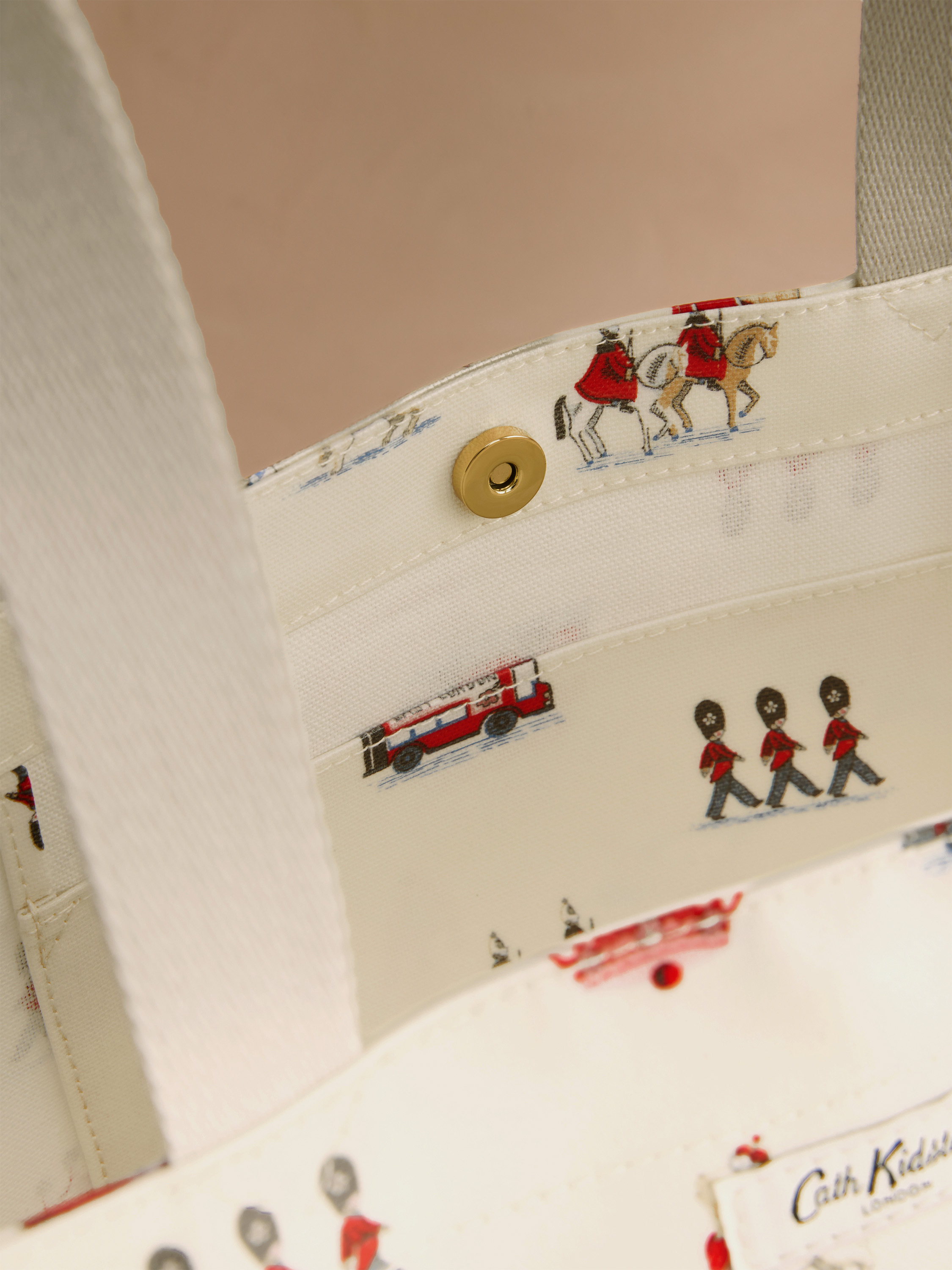 Queenies London 防潑水萬用中手提袋