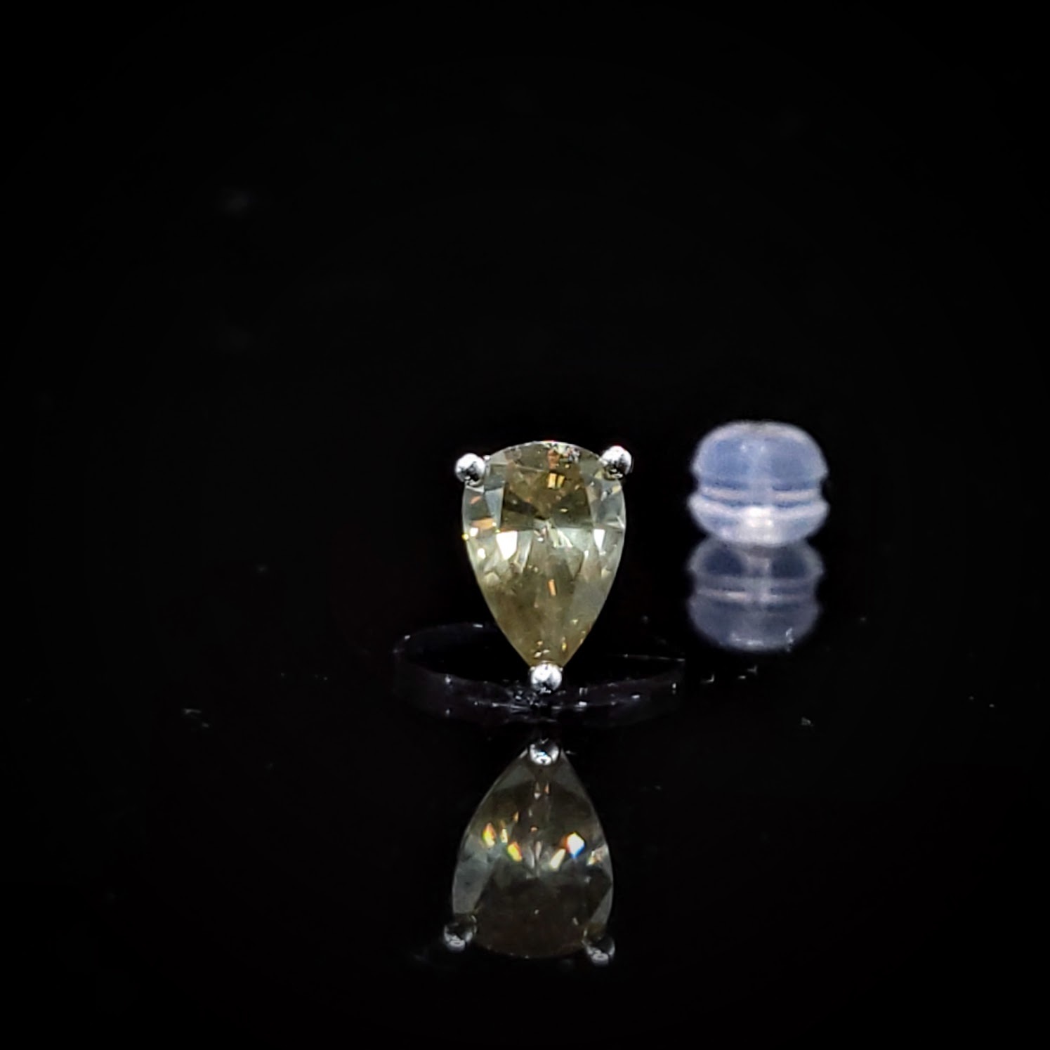 全新18K白金【主石81份梨形彩綠鑽】單耳環