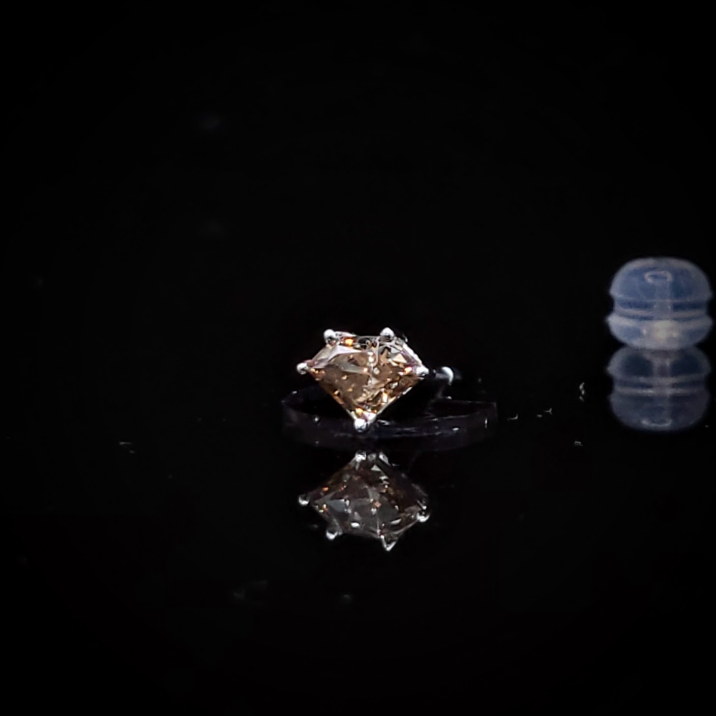 全新18K白金【主石34份鑽石形咖啡鑽】單耳環