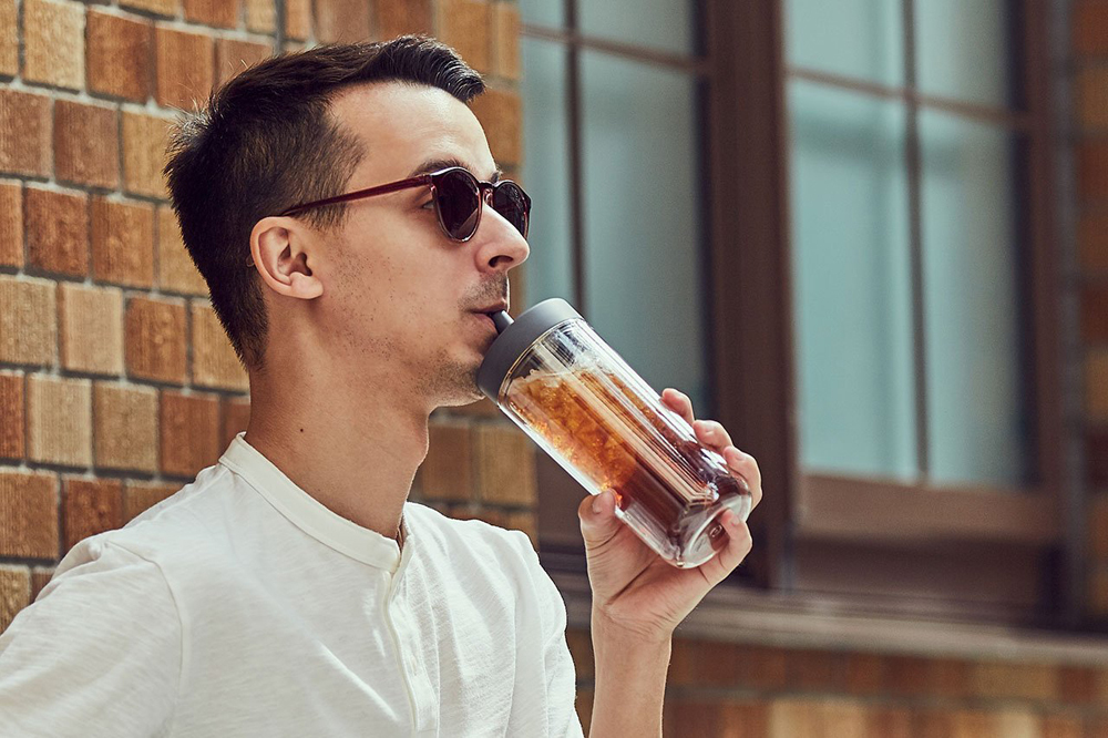 KINTO-TO GO BOTTLE 雙層隨手瓶，可輕鬆開闔上蓋設計，視覺系水瓶成為時尚配件