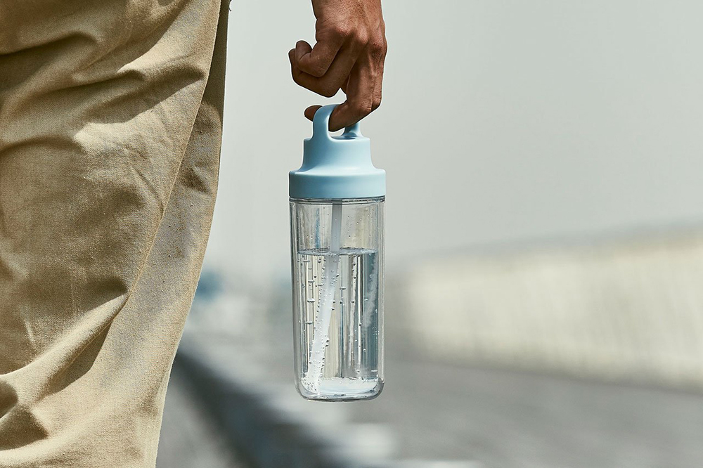 KINTO-TO GO BOTTLE 雙層隨手瓶，貼心手把設計：蓋子連接提把，提升手提攜帶方便性