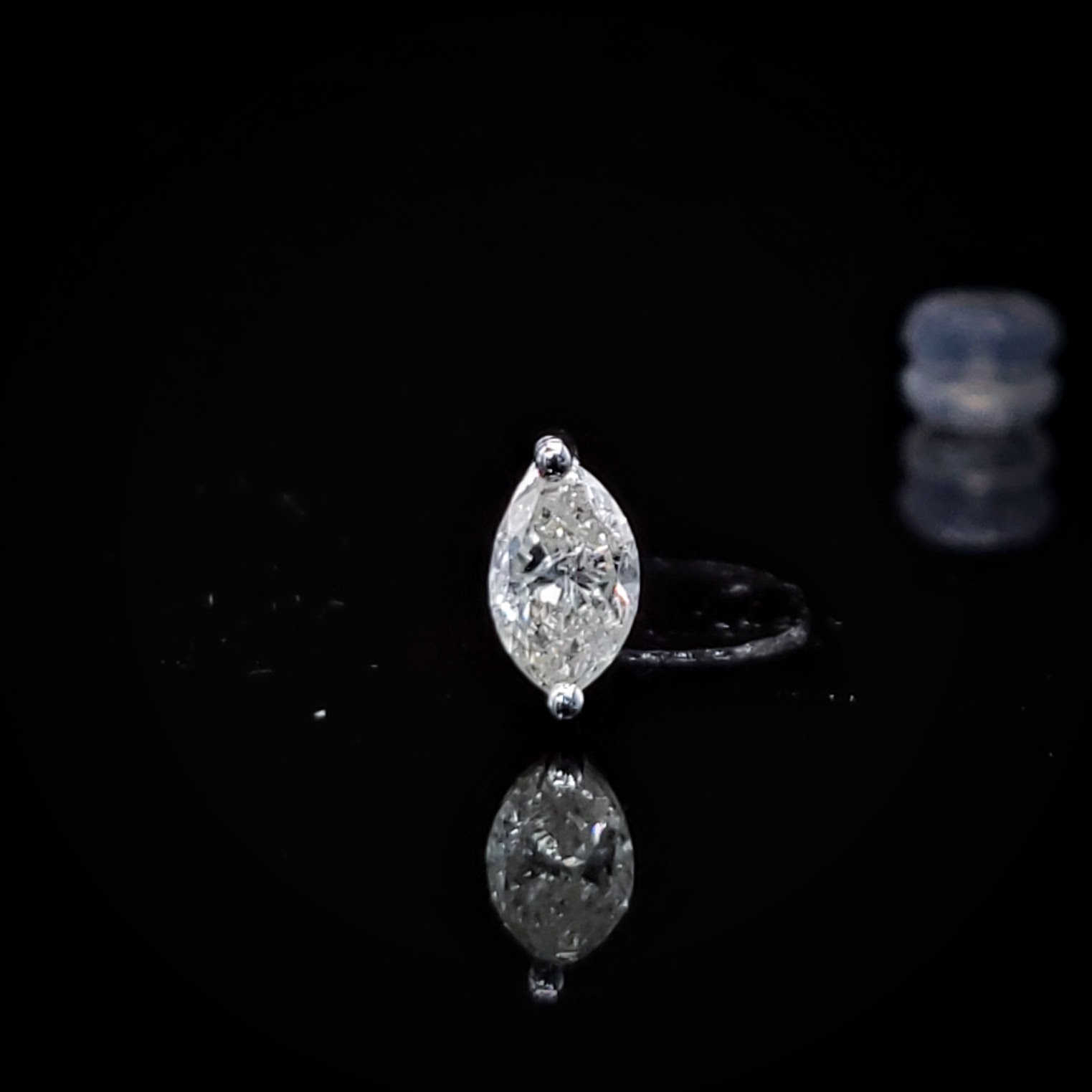 全新18K白金【主石35份欖尖形鑽石】單耳環