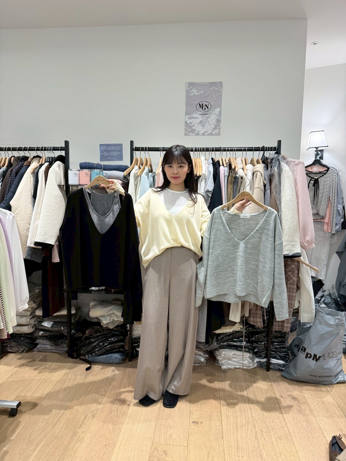 MN5429 大V領薄針織上衣 *特價* (優惠碼同充值購物金不適用)