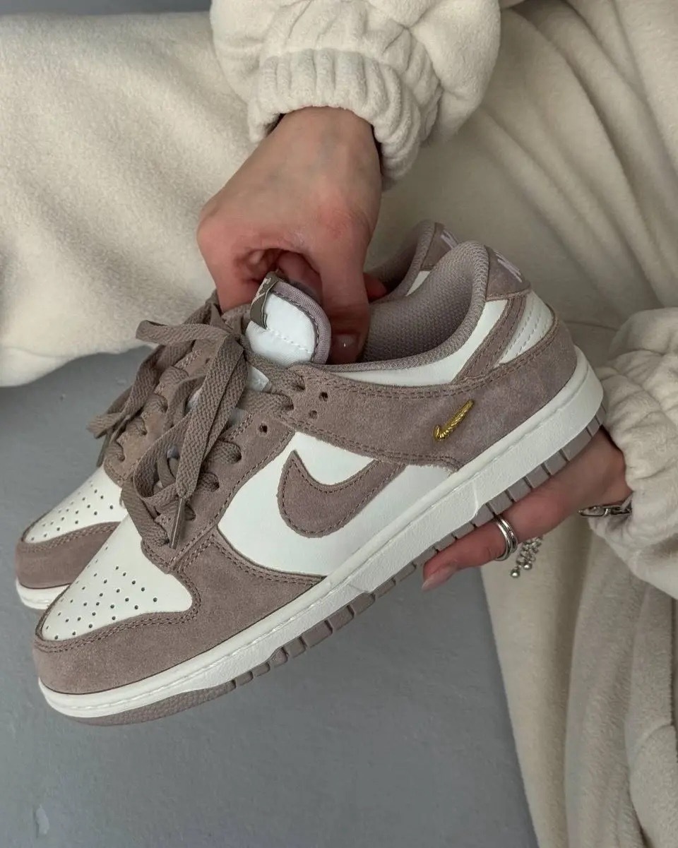 NIKE DUNK LOW 奶茶色 大地色 灰咖 金屬小勾 螺旋勾 麂皮 皮革女鞋 IB4417-105 / 預購