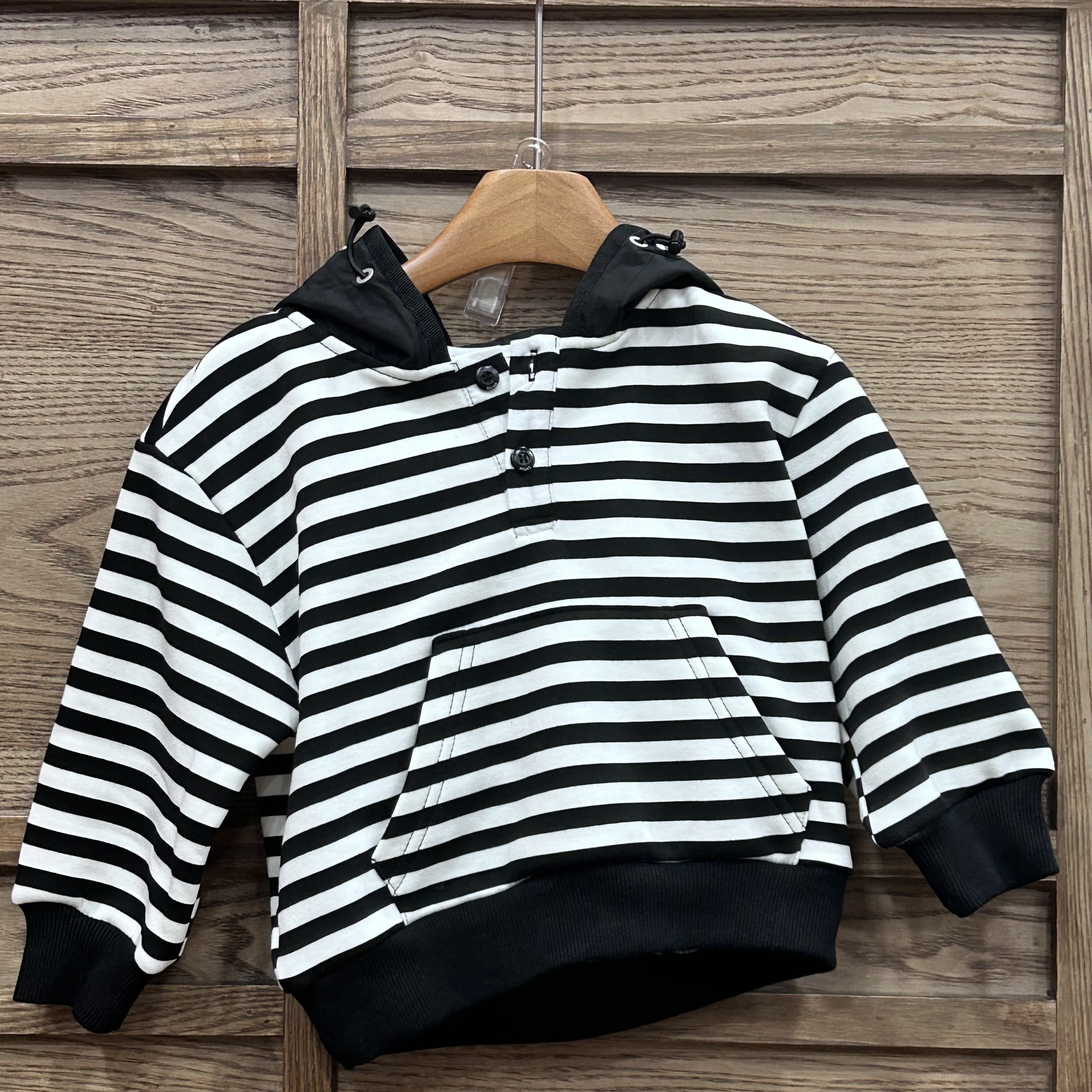 A04037條紋口袋拼接材質帽T