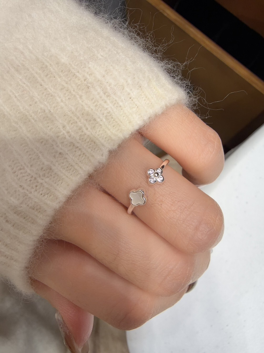 HM5454 ⚪️925 銀 仿貝殼雙四葉草戒指