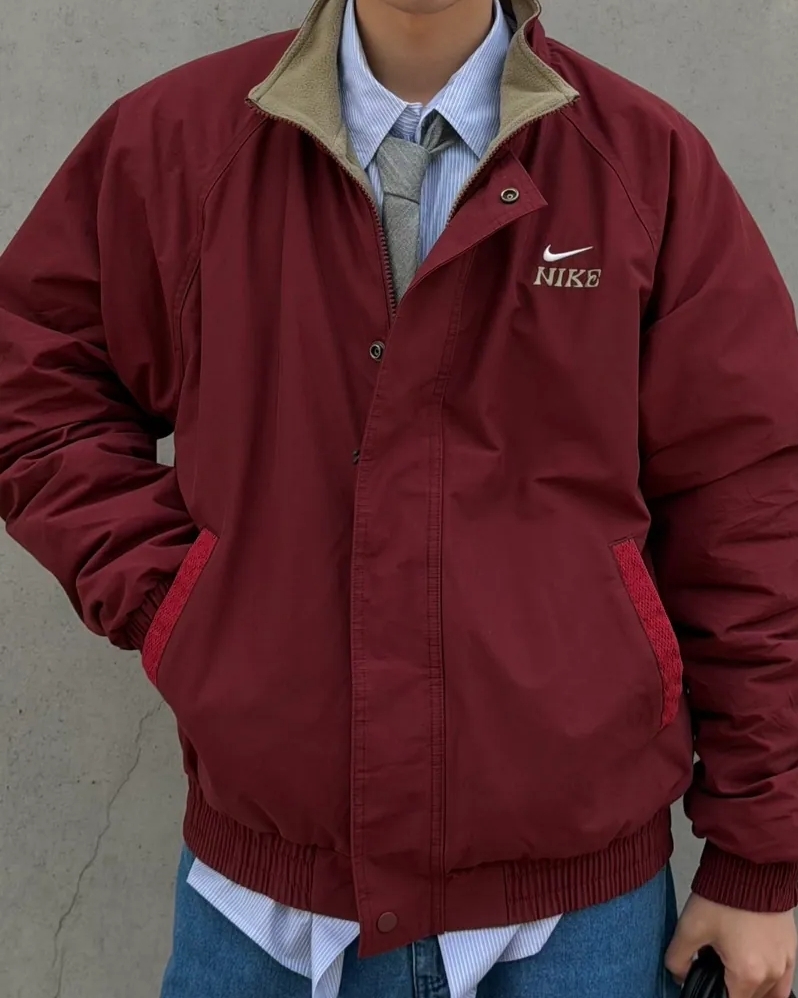 <乾...超帥>馬年限定 NIKE CLUB FW25 飛馬 刺繡 立領 保暖 寬鬆 紅色 酒紅 外套 IQ3705613