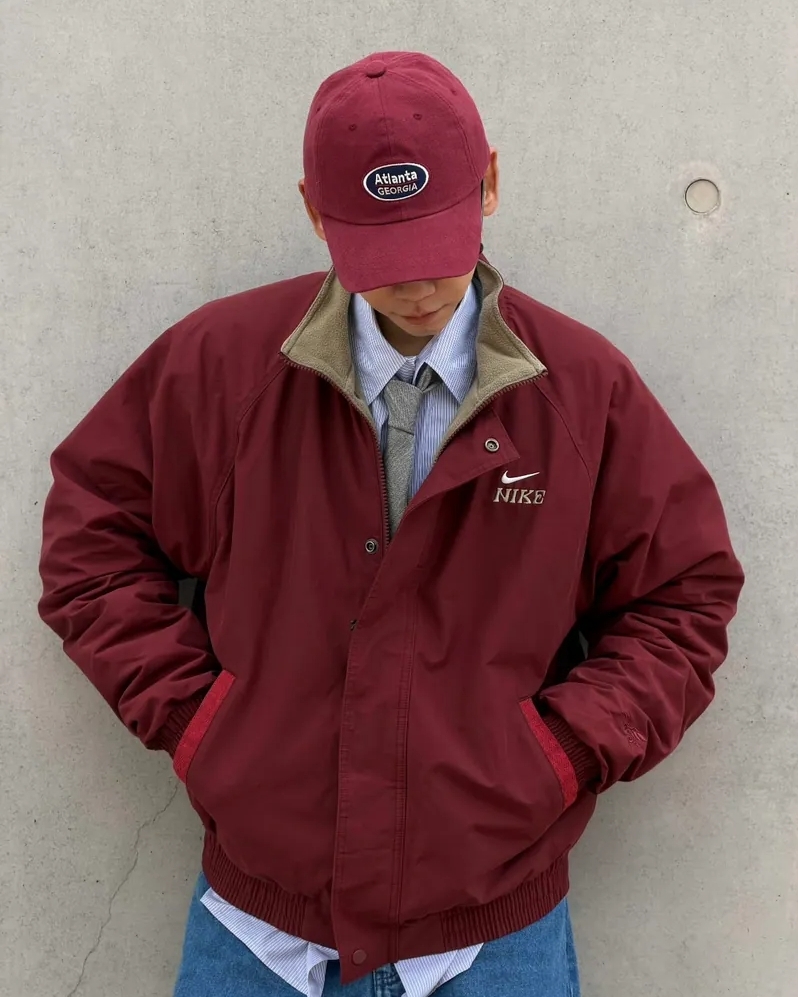<乾...超帥>馬年限定 NIKE CLUB FW25 飛馬 刺繡 立領 保暖 寬鬆 紅色 酒紅 外套 IQ3705613