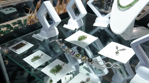 土桑展的礦物首飾