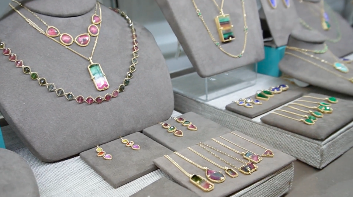 土桑展的礦物首飾