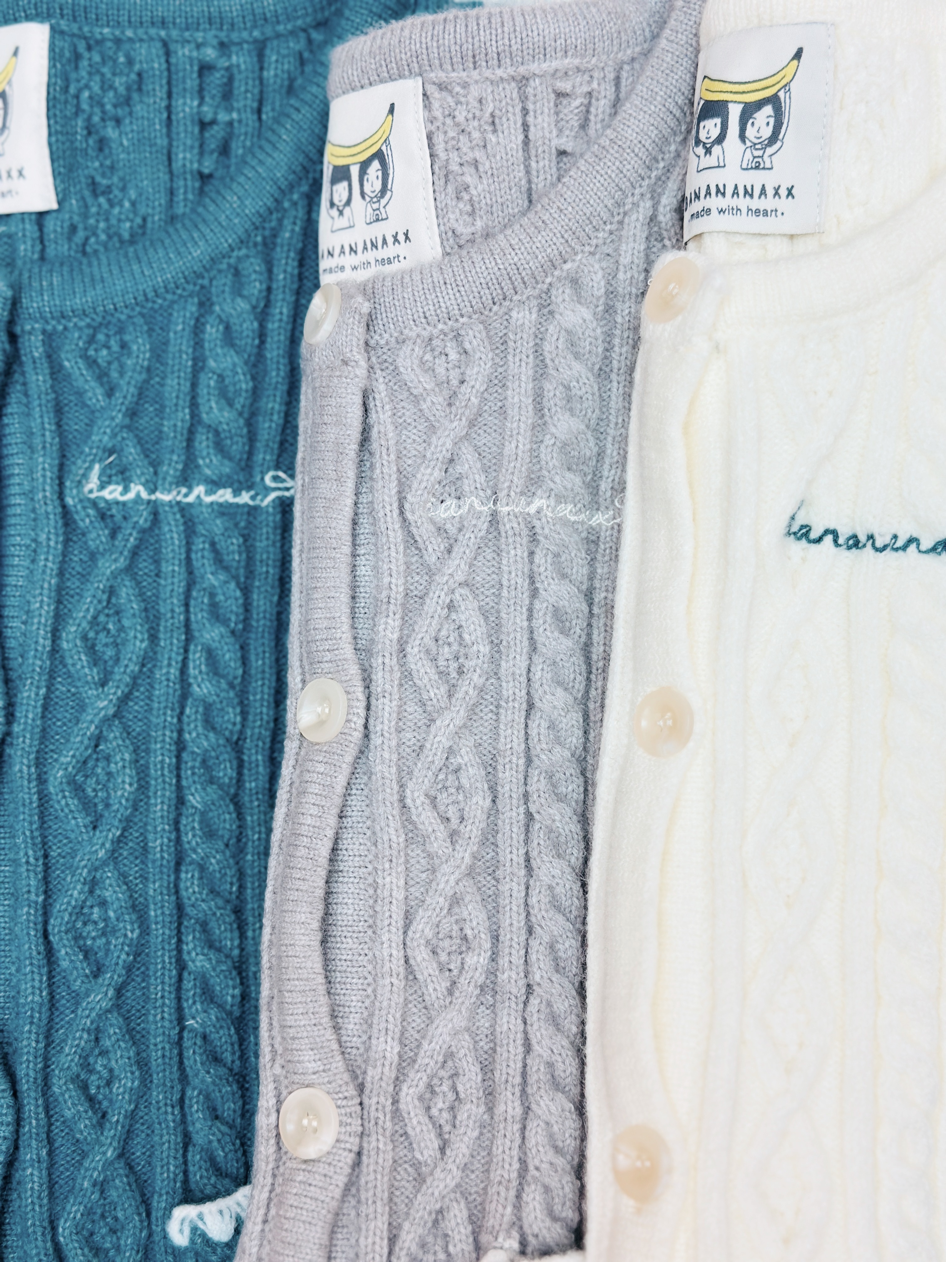 三色 / 刺繡花邊貼袋麻花外套 / Embroidered Contrast Pocket Cable Knit Cardigan