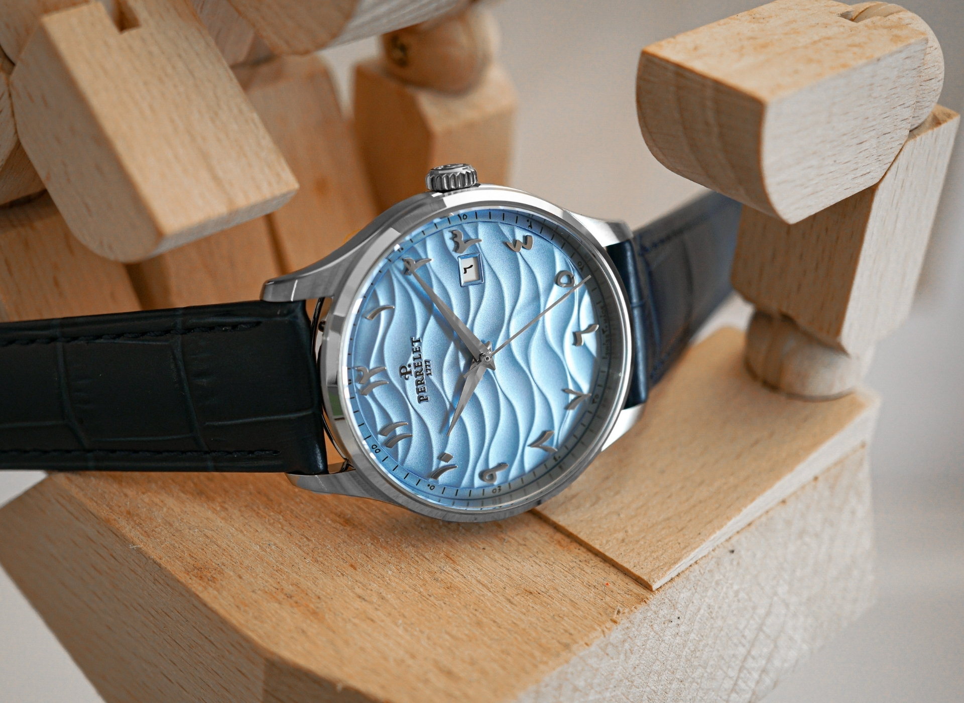Perrelet WEEKEND ARCTIC DUNE,沛力錶,蒼域之丘,A1300/S4,中東面盤,阿拉伯數字,阿拉伯-印度數字,藍色面盤,蒼域之丘大三針腕錶,中東數字