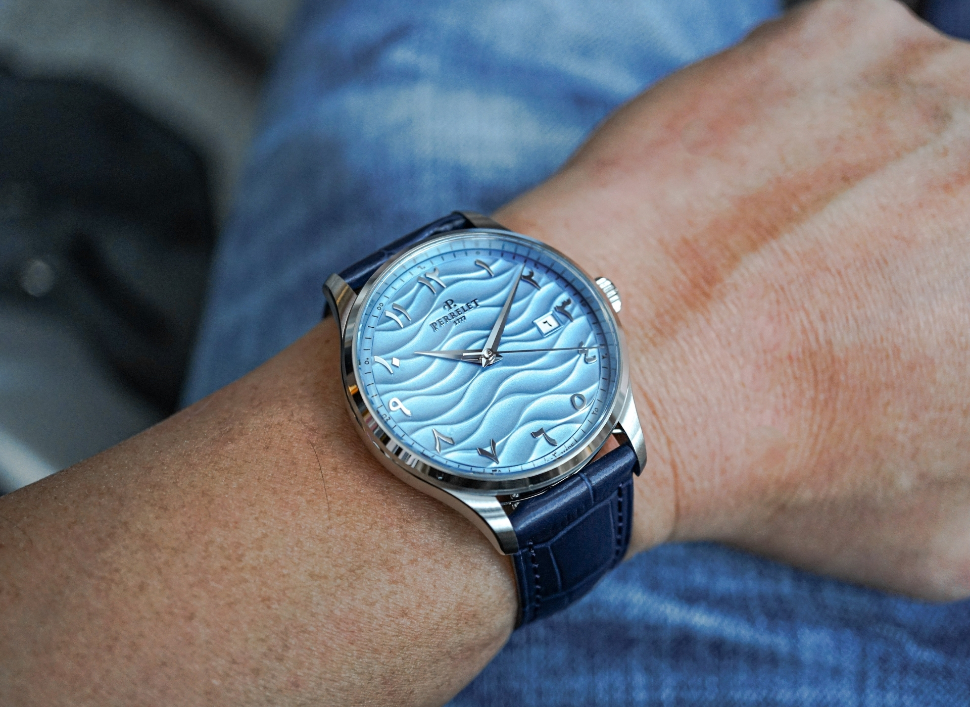 Perrelet WEEKEND ARCTIC DUNE,沛力錶,蒼域之丘,A1300/S4,中東面盤,阿拉伯數字,阿拉伯-印度數字,藍色面盤,蒼域之丘大三針腕錶,中東數字