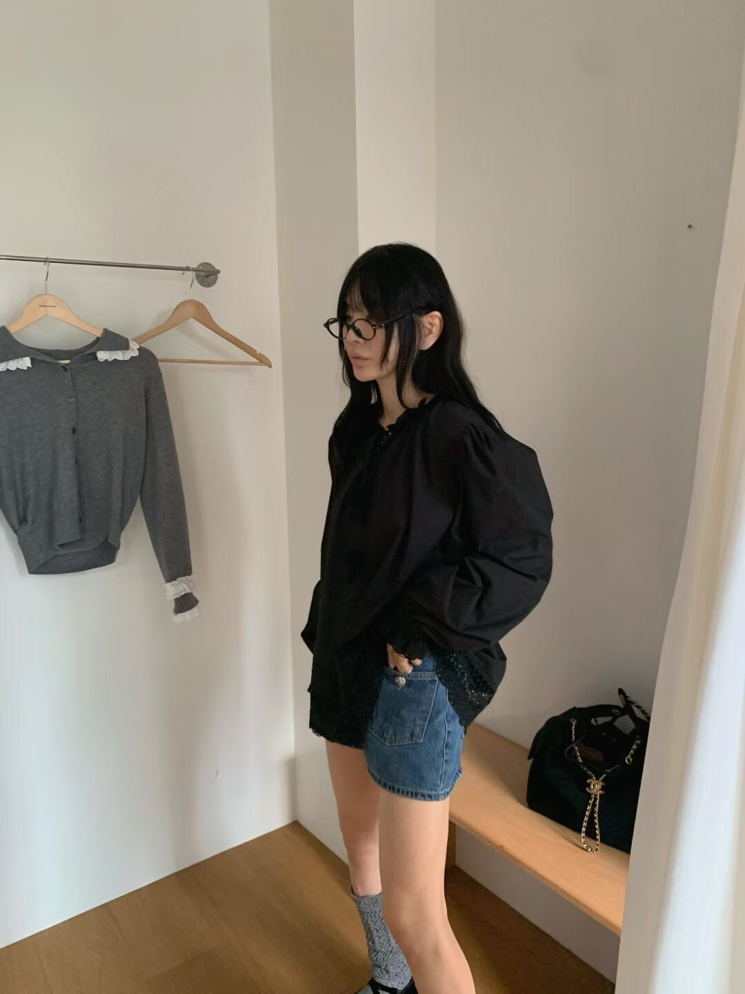 浪漫感鏤空蕾絲綁帶球球造型娃娃上衣 / 2色