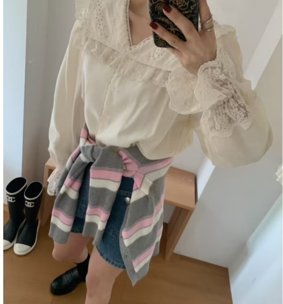 大領片滾邊蕾絲造型V領排釦上衣 / 2色