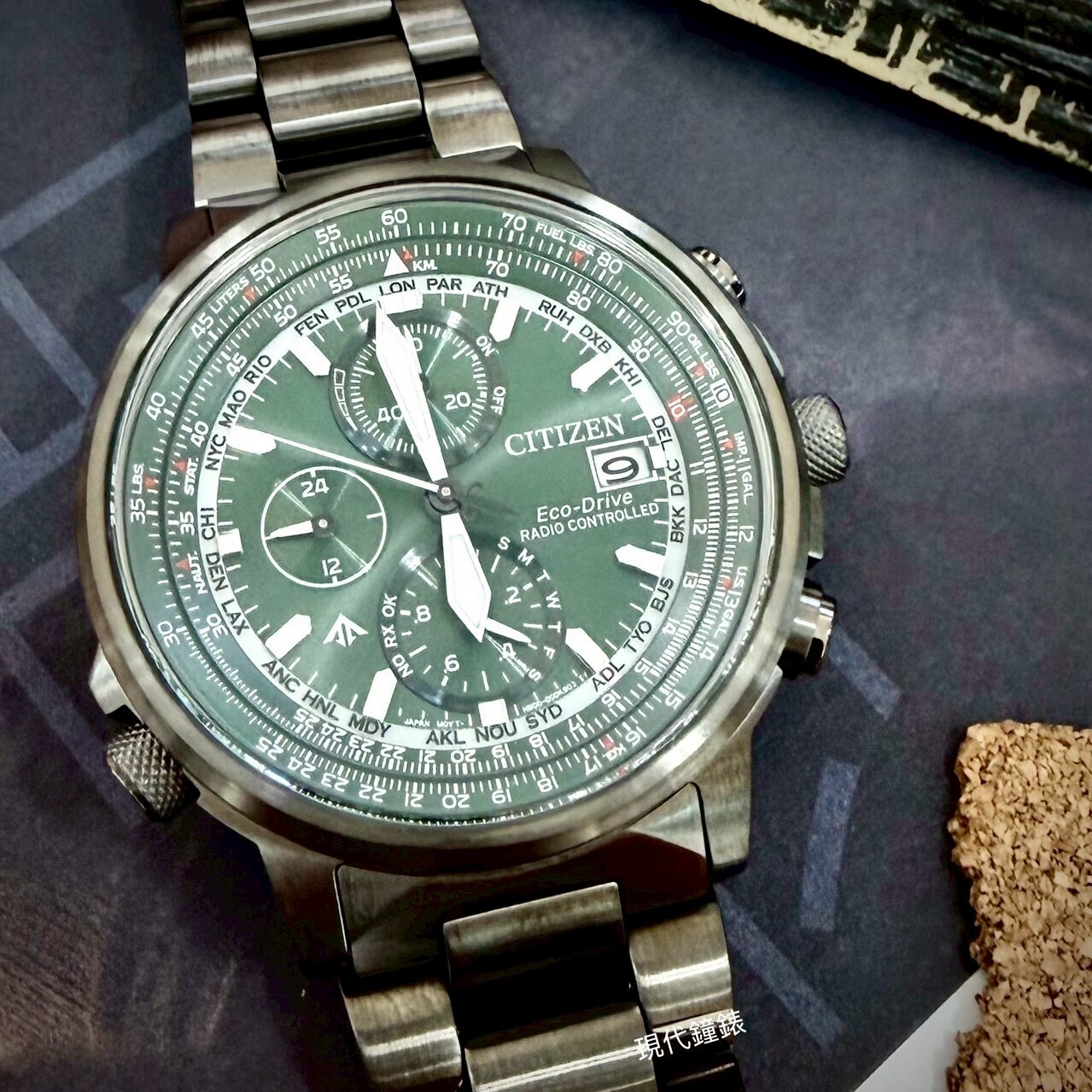 【CITIZEN 星辰】(通路限定)電波飛行錶款AT8304-57W 41mm 現代鐘錶