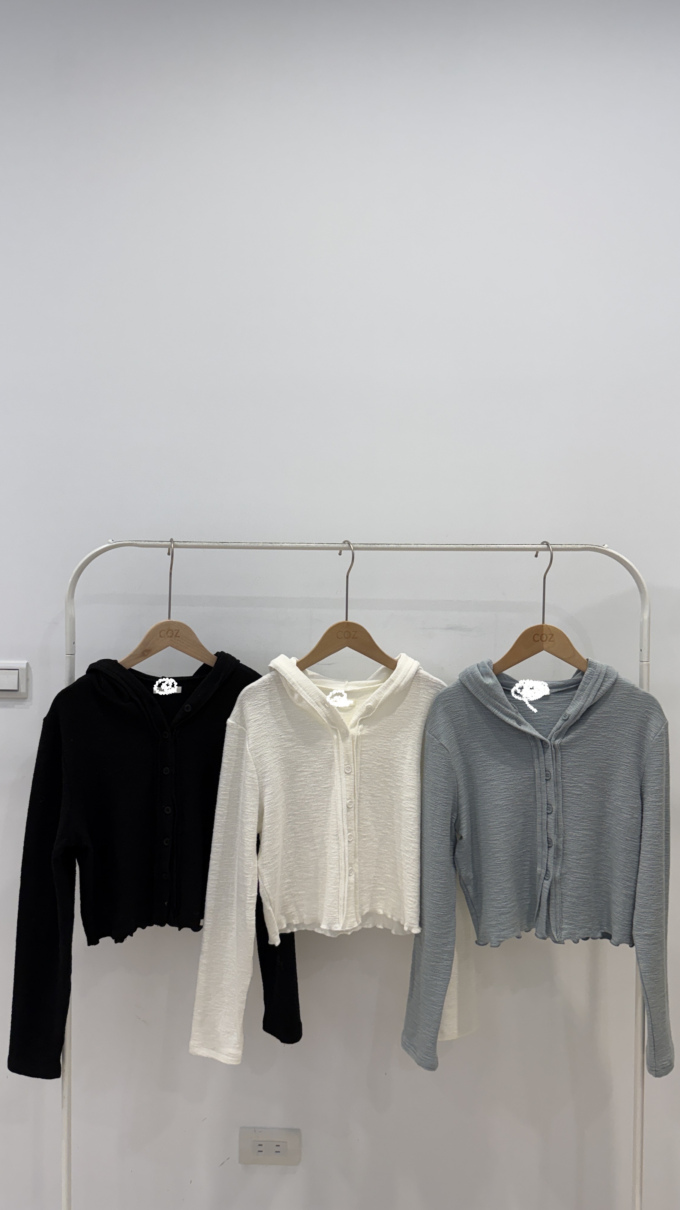 (版娘推薦) 單穿就好看！小花捲連帽排扣彈力棉上衣 _08236