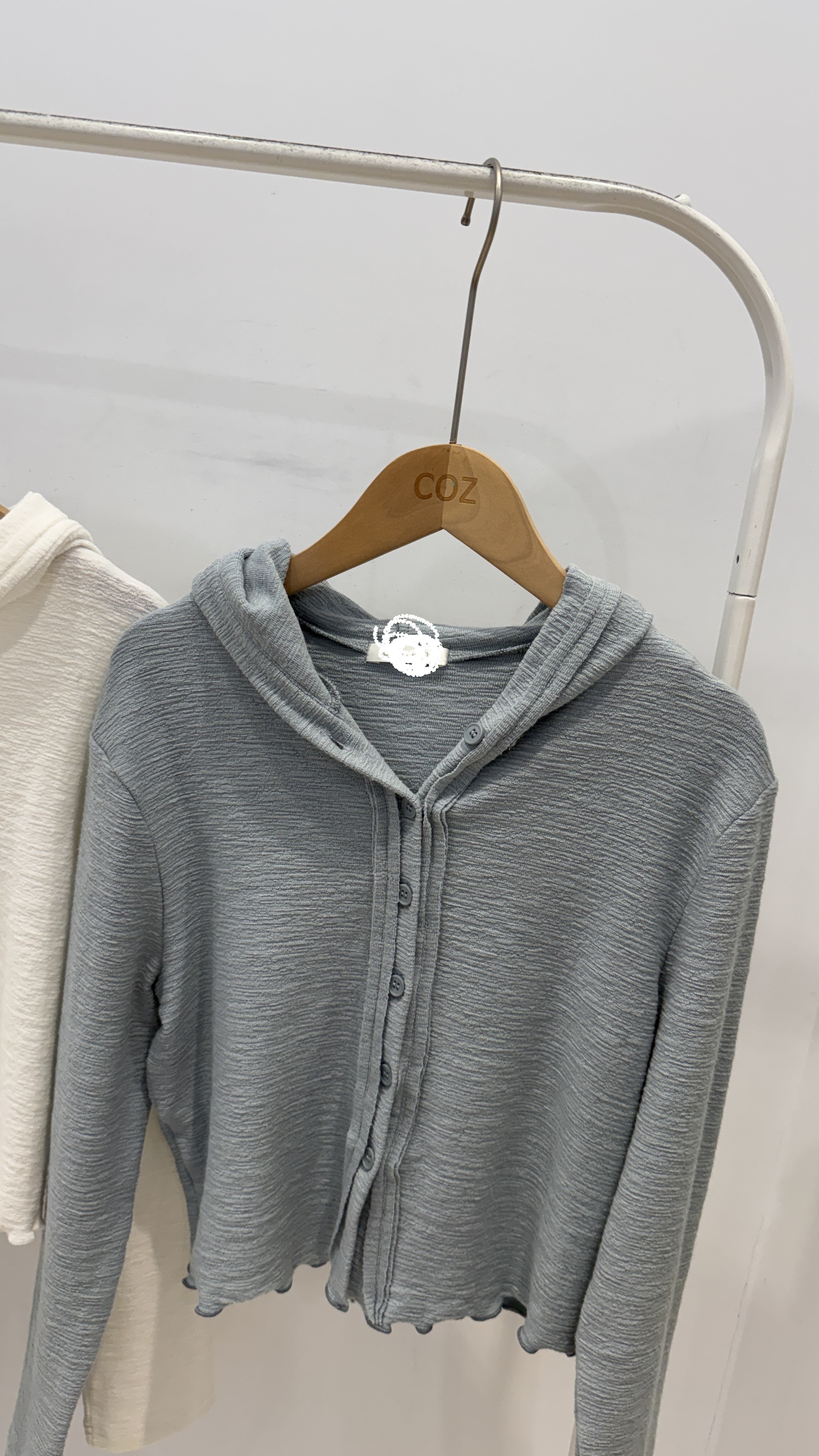 (版娘推薦) 單穿就好看！小花捲連帽排扣彈力棉上衣 _08236