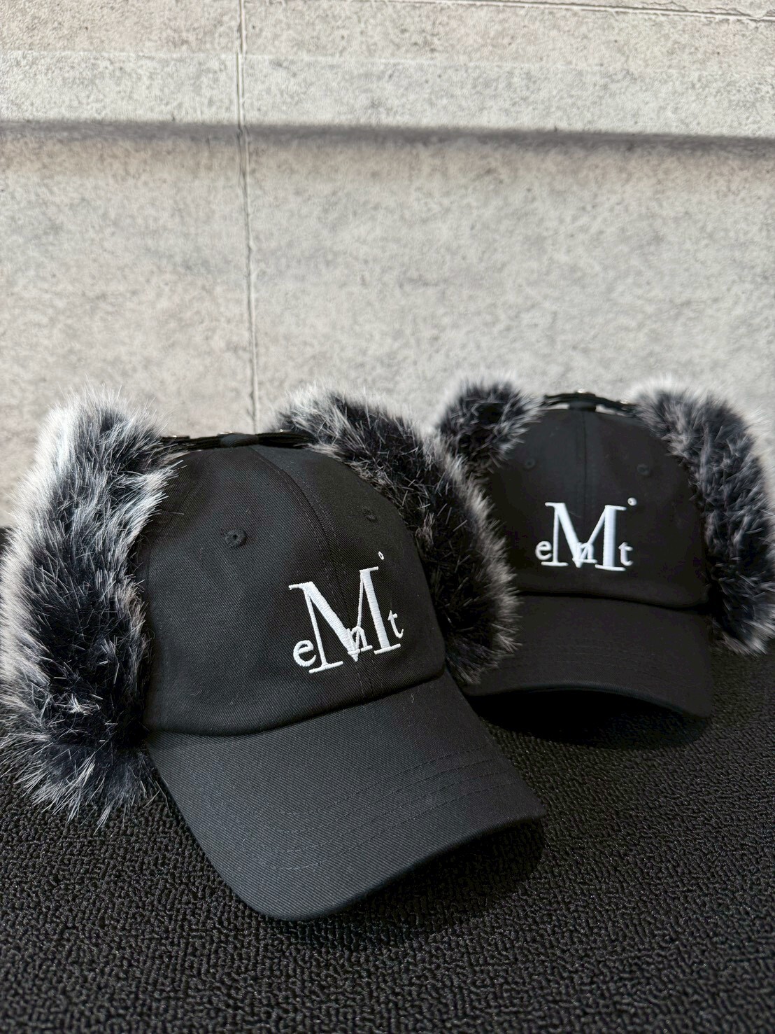 韓國品牌 MUCENT 刺繡Logo黑色毛毛飛行帽