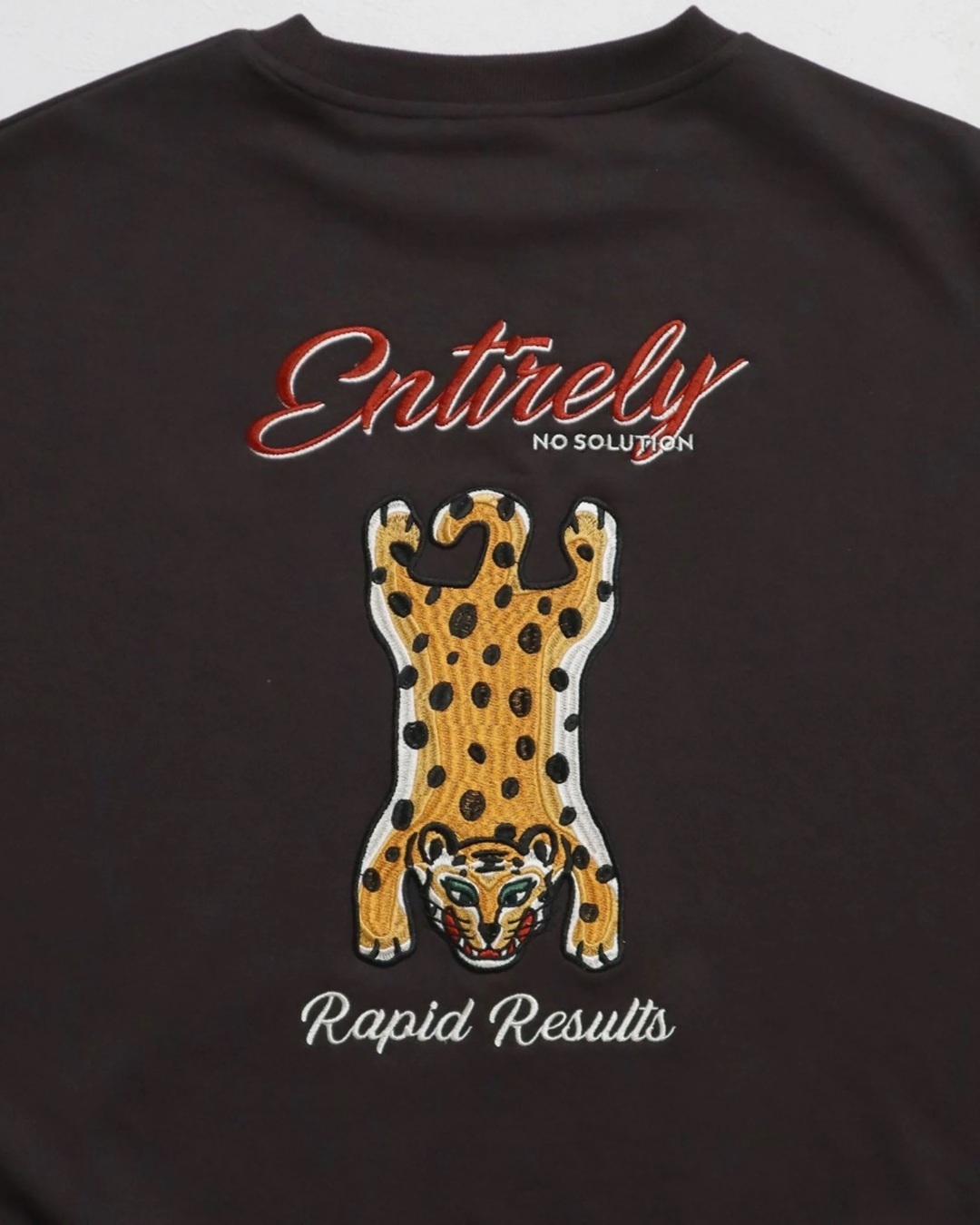 【POWER TO THE PEOPLE】豹紋地毯刺繡大學TEE