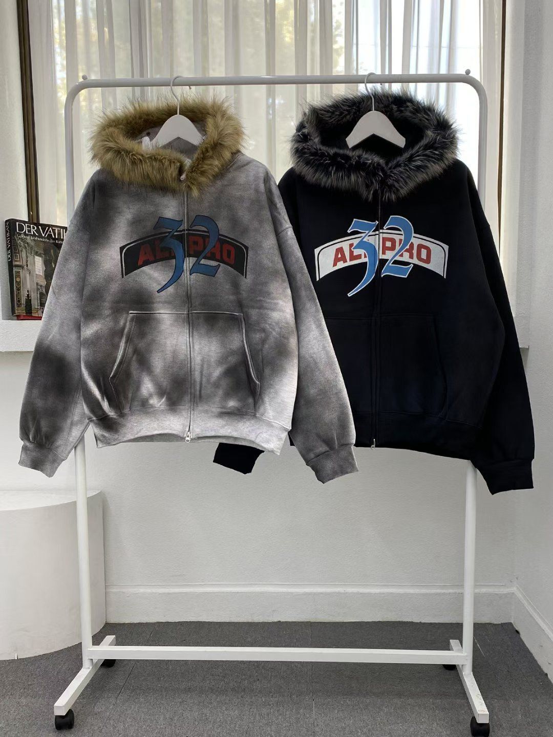 毛毛帽英文字拉鍊外套 JK2771