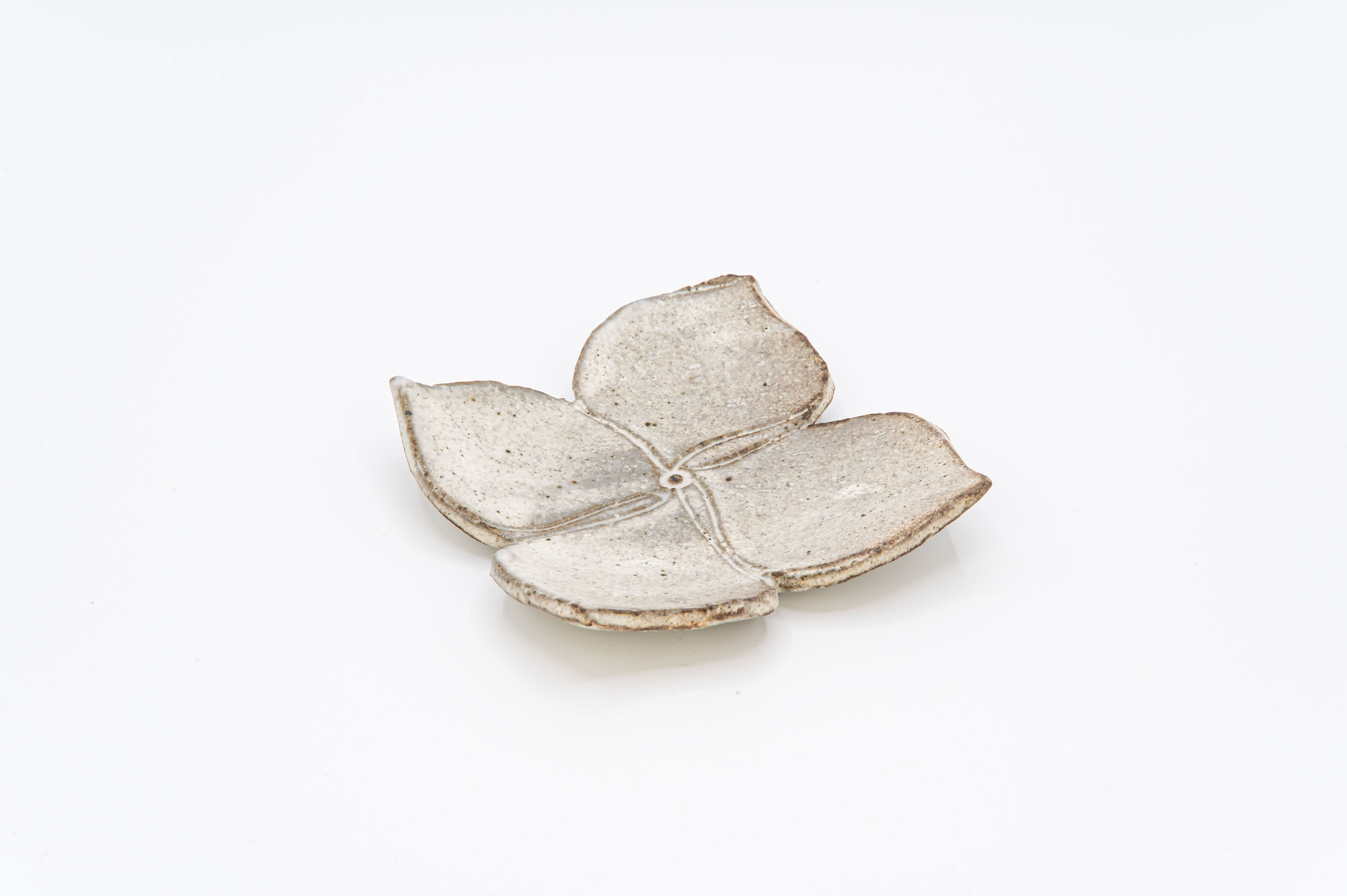 岐々志KIGISHI - 花型粉引小皿